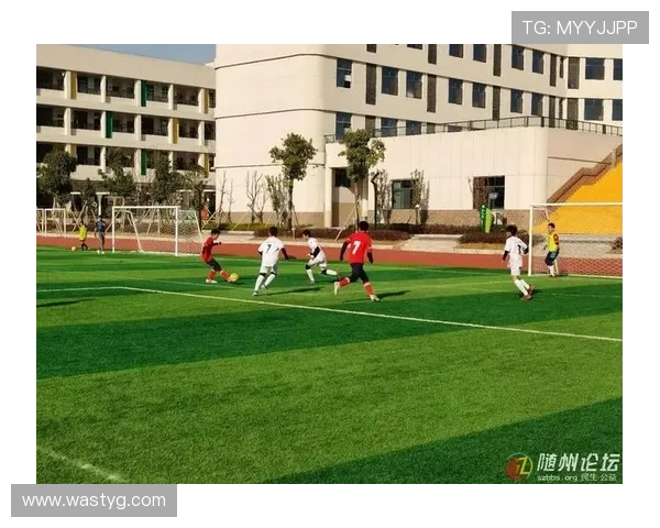 洪山区足球代表队奋勇争先 积极备战市级联赛展现青春风采